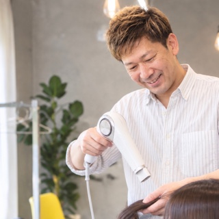 日比野　哲ニ